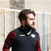 Profesor titulado en fútbol que también soy un jugador de fútbol hace 15 años, me gusta enseñar fútbol a los amateurs y más alto